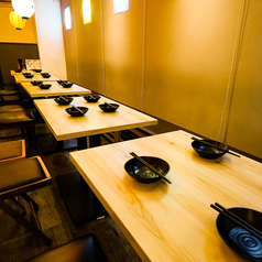 三宮駅1分、和の趣き溢れる店内は大人の為の落ち着いた雰囲気となっております。2名様70名様までご利用可能な個室席は三宮駅での接待や女子会、合コンなど各種宴会に最適なプライベート個室空間♪誕生日や記念日にお得なサプライズ特典もご用意しております。創作和食居酒屋