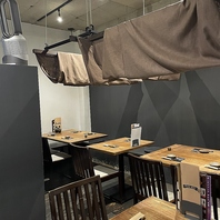 落ち着きのある店内で、個室のような空間を演出