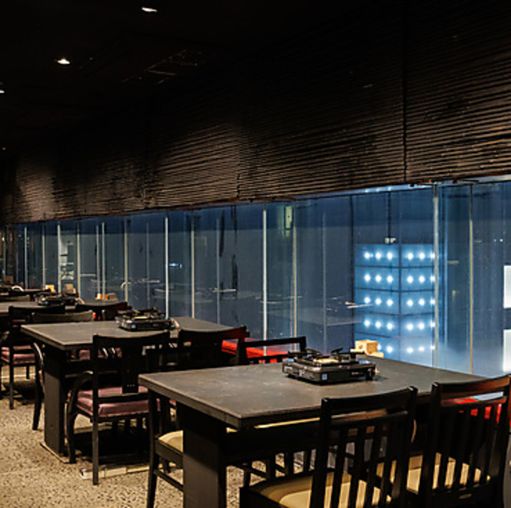 夜景の見えるテーブル席で、ロマンチックなディナーをお楽しみいただけます◎