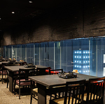 夜景の見えるテーブル席で、ロマンチックなディナーをお楽しみいただけます◎