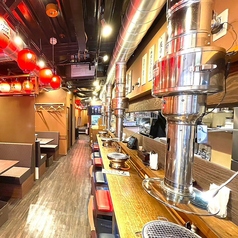 ライブ感が楽しいカウンター席！目の前で焼かれるお肉にワクワク！少人数やおひとり様、観光途中のサクッと焼肉にも人気のカウンター。気軽に過ごせる特等席です◎