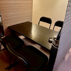 【プライベートな空間で楽しもう】テーブル個室が2～4名様×3用意されています♪会社宴会や各種パーティーにおすすめな空間で、家族でもリラックスして楽しめる。心地よい和の雰囲気が広がる個室で、大切な仲間たちと特別なひとときを過ごしてみてはいかがでしょうか。美味しい料理と共に、楽しい時間をお過ごしください。