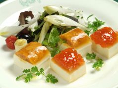 ウニ、イクラ、帆立貝などの海の幸のゼリー寄せ