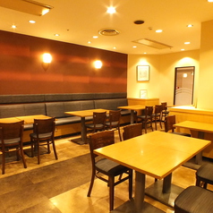 お客様の人数に応じて、お席をご用意致します。(1組4名様でお席をお繋げ致します)