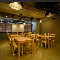 当店の2階には、4名様テーブルが8つ並び、広々とした空間での集まりに最適です。温かみのある木製のテーブルと明るい照明が、心地よい雰囲気を演出します。友人や家族との特別な食事や、ビジネスミーティングにもご利用いただけます。リラックスしながら美味しい料理を楽しむひとときをお過ごしください。