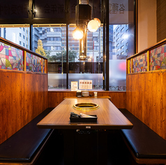 ロールカーテンを使用して半個室のような形で周りを気にせずにご利用いただける席もご用意しております！また、テーブルをつなげて大人数様でも対応可能ですのでプライベートシーンや宴会シーンなど様々なシーンでご利用ください♪