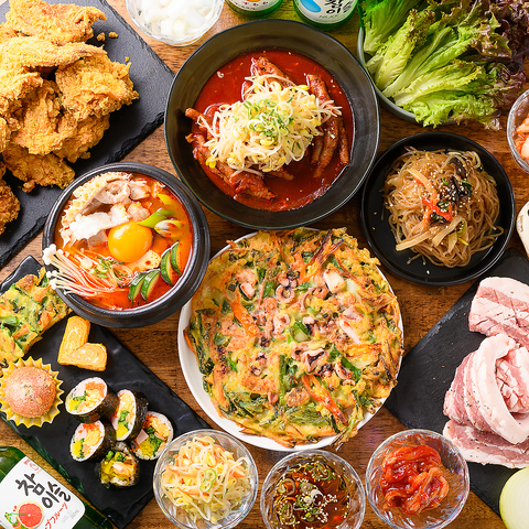 昼はコスパ◎ランチ、夜は韓国料理居酒屋としての利用ができる若者に人気のお店♪