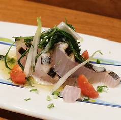 三重カマスサワラのカルパッチョおかひじきのサラダの写真