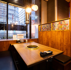 ロールカーテンを使用して半個室のような形で周りを気にせずにご利用いただける席もご用意しております！