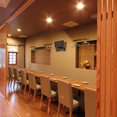 店内での最大宴会人数は16名様まで対応しております。まとまった人数での会食やパーティーにも適した使い勝手の良い空間で、美味しい料理を囲みながら皆様で思い出に残るひとときをどうぞ。