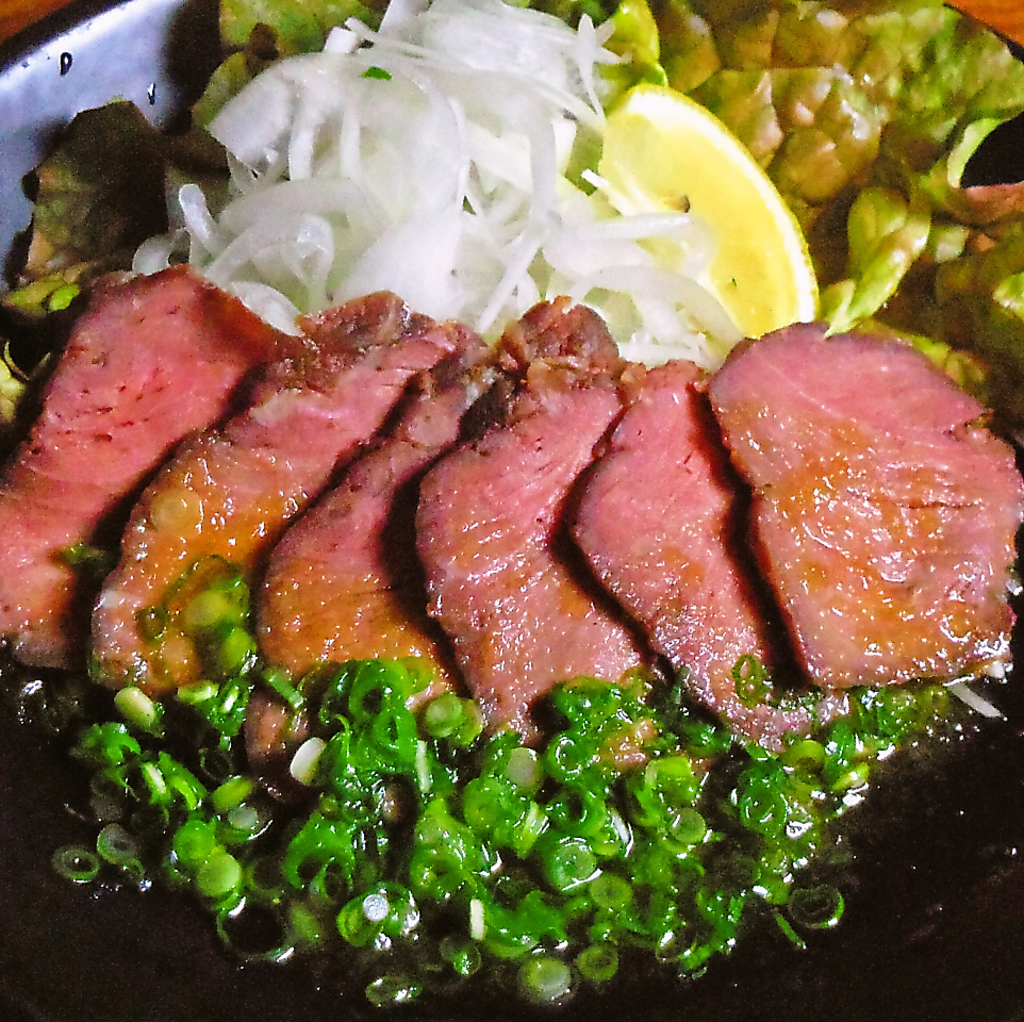 和風のおろしタレでいただく自家製ローストピーフが絶品！ビールや日本酒にもピッタリです♪