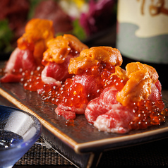 【赤羽駅1分の居酒屋】名物『和牛肩芯の握り うにいくら乗せ』が自慢！贅沢な一品をお召し上がりください！の写真