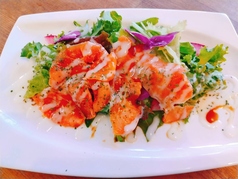 燻製ソースが大人な感じのサーモンパッチョサラダ