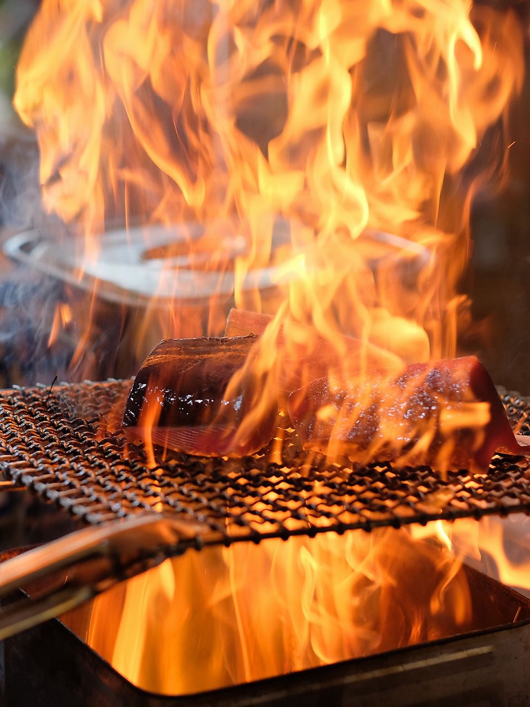 藁焼きで頂くかつおの塩タタキ！格別な味をつるべでお楽しみ下さい！