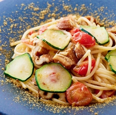 穴子のスモークとズッキーニ、チェリートマトのスパゲットーニ　カラスミ添え