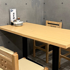 広々としたテーブル席は、大人数でのご宴会にも最適◎ゆったりとくつろぎながら、こだわりの魚料理とお酒をご堪能いただけます。和の情緒を感じる空間で、心ゆくまでお過ごしください。