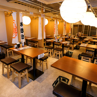 《堺東で宴会》木を基調とした落ち着きのある店内