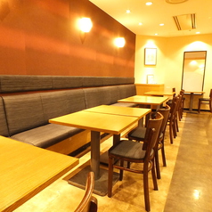 お客様の人数に応じて、お席をご用意致します。(1組4名様でお席をお繋げ致します)