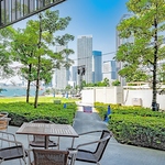 京湾を眺めながらクラフトビール、シカゴピザなどを満喫。屋根もついてるので雨天でも安心