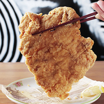 夜市屋台定番のジャンクフードの台湾フライドチキン（鶏排ジーパイ）はザクザク触感！