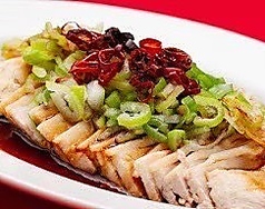 蒸し鶏ネギ油かけ