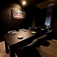 ゆったりとしたテーブル席は、木の温もりと柔らかな灯りに包まれた心安らぐ空間。周囲を気にせず会話を楽しめる落ち着いた雰囲気は、友人との語らいや大切な方との食事にも最適です。都会の喧騒を忘れさせてくれる隠れ家的な居酒屋ならではの寛ぎのひとときをお過ごしください。
