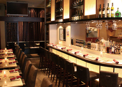 アルプスの山麓から届いた石材や、ヨーロッパ直輸入の家具や雑貨を取り入れた、洗練された空間。店内を囲む重厚な石壁は、中世ヨーロッパの城を思わせ、まるで海外旅行に来たような非日常感を演出します。ゆったりとした雰囲気の中で、贅沢な食事をお楽しみいただけます。