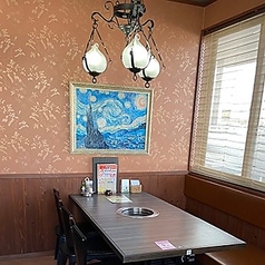 ご友人同士での飲み会や女子会に最適なテーブル席をご用意しております。和みのある心地よい空間で、美味しい焼肉を囲みながら賑やかなひとときをお過ごしください。お仕事帰りの一杯にもおすすめのお席です。