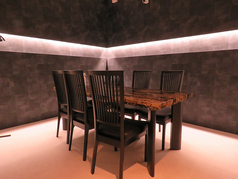 【2階席 /1人500円の個室料頂戴します】2名様～6名様迄ご利用いただけるテーブル個室です。