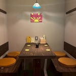 立ち飲みなのにすわれる！テーブル席もございます！