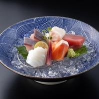 旬の鮮魚を贅沢に盛り付けた名物☆お造り盛り合わせ！