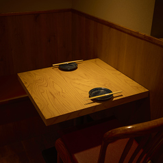 《少人数様向けテーブル席》【2名様】広々としたテーブル席でお食事をお楽しみください。デートなどに最適のお席です。