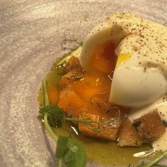 スモークサーモンのタルタル ウフマヨ乗せ