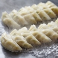 名物「水晶焼餃子」◎餃子の皮が「はんなり」と「もっちり」と口溶けもやさしい自家製生餃子の食感はこれぞ「大阪餃子」です。
