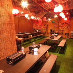 目の前の網で牡蠣や海鮮を焼きながらワイワイ楽しめるテーブル席！4名様掛けのテーブルを5卓ご用意しており、最大20名様までご利用可能です。ご友人同士の飲み会やカジュアルなご宴会など様々なシーンに最適。エアコン完備の快適な空間で、セルフシステムのドリンク片手に盛り上がれます！