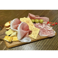 ◆ 生ハムとチーズの盛り合わせ / Prosciutto & Cheese 