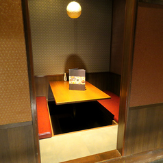 【4名様~6名様向けの個室】女子会や合コンなど少人数でのご利用にぴったりのお席となっております。周りを気にせずご宴会を楽しむなら個室が最適です◎