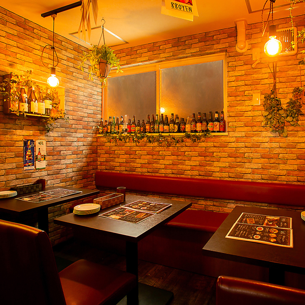 サク飲みからお食事まで！奥にはテーブル席を完備しています。お１人様も大歓迎です♪