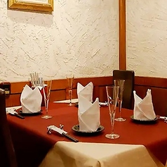 【テーブル席個室：2～4名様】デートや記念日、接待にも◎少人数でも気軽にご利用可。他のお客様を気にせずにプライベートな空間でお食事をご堪能いただけます。また、店内・各個室に空間除菌脱臭機を完備しておりますので、快適にお過ごしいただけます。