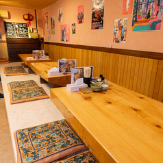 当店の小上がり席は、靴を脱いでリラックスできる座敷タイプ。小さなお子様連れのご家族での食事はもちろん、足を崩して気の置けない友人とのんびり飲みたい時にも最適です。ゆったりと座れるため、同僚とのカジュアルな宴会にもぴったり。福生での中華居酒屋の時間を、この温かい空間でごゆっくりお楽しみください。