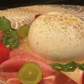 料理メニュー写真&nbsp;生ハムとフルーツのブッラータチーズ　白桃ソース
