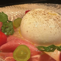 生ハムとフルーツのブッラータチーズ 白桃ソース