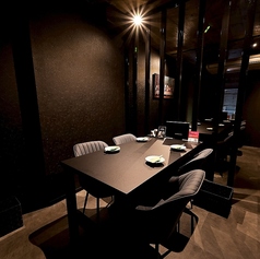 黒を基調とした落ち着きある4名席。照明の陰影が料理を美しく引き立て、上質な時間を過ごしたい方に最適です。