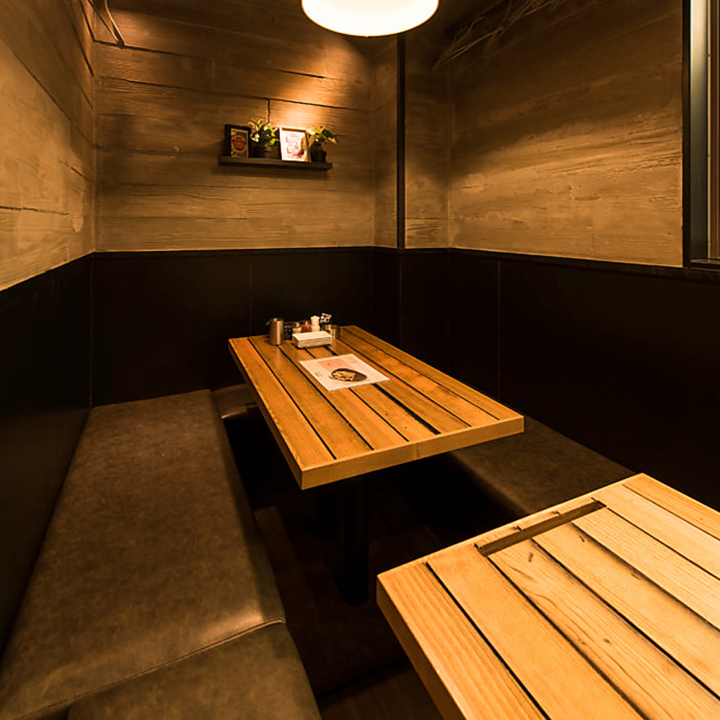 ゆったり掘りごたつ＆洋風モダンテイストのお洒落な店内。※画像は系列店