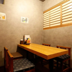 4人掛けの使い勝手の良いテーブル席をご用意しております。2名様からご利用可能で、木を基調としたこだわりの和モダンな内装が、程よい高級感を演出します。落ち着いた雰囲気の中で、ゆったりとお食事を楽しむことができるため、接待やお祝い事にもぴったりです。大切なひとときを特別な空間でお過ごしいただけます。