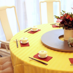 円卓でお仲間と料理をお楽しみいただけます。