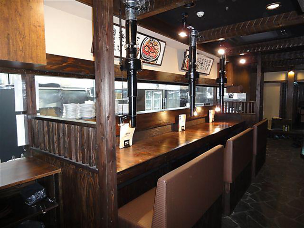 1席で3名まで座れるゆとりのあるカウンター席