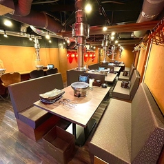 ソファ-席で、ふたり焼肉にも◎スクリーン仕切りでプライベート感も確保。デート・女子会など、少人数でゆったり焼肉を楽しみたい夜におすすめの半個室ソファ席です。