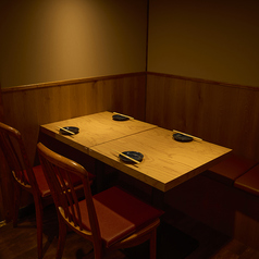 《少人数様向けテーブル席》【2名様から4名様】広々としたテーブル席でお食事をお楽しみください。デートなどに最適のお席です。