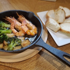 有頭エビと野菜のアヒージョ(バケット添え)